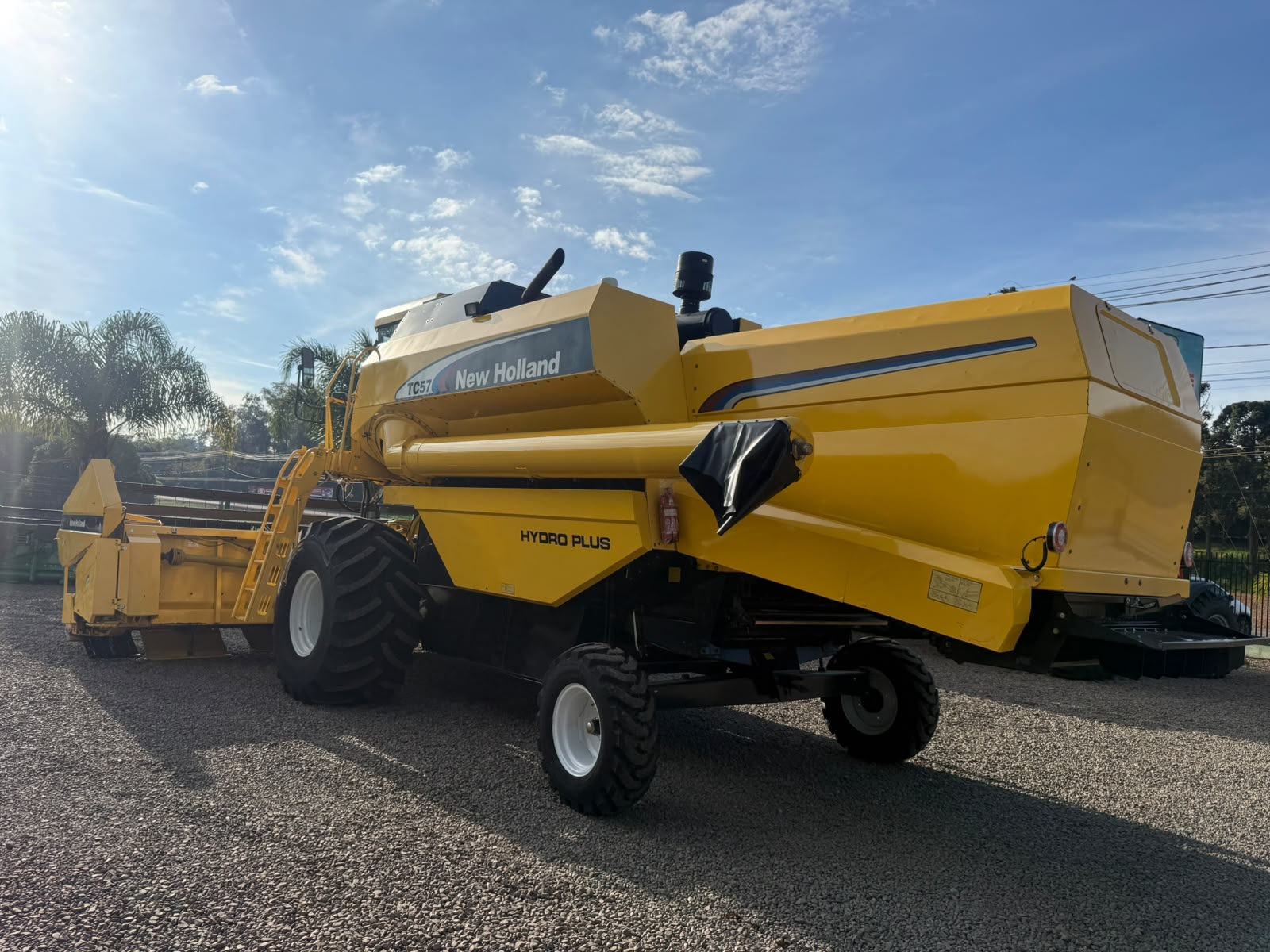 Colheitadeira New Holland TC57 - Imagem 2
